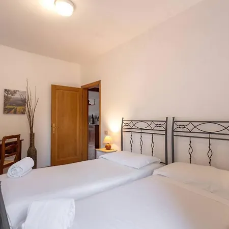 Via Ricasoli Apartment, Next To Accademia *